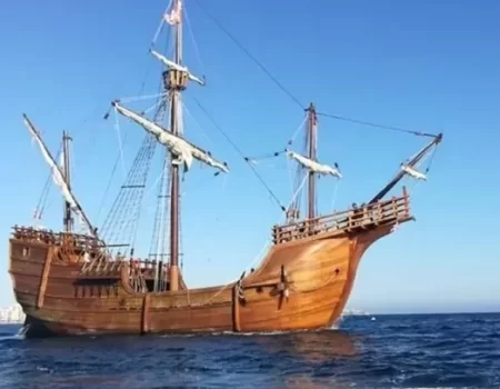 Nao Victoria zarpando de Cadiz